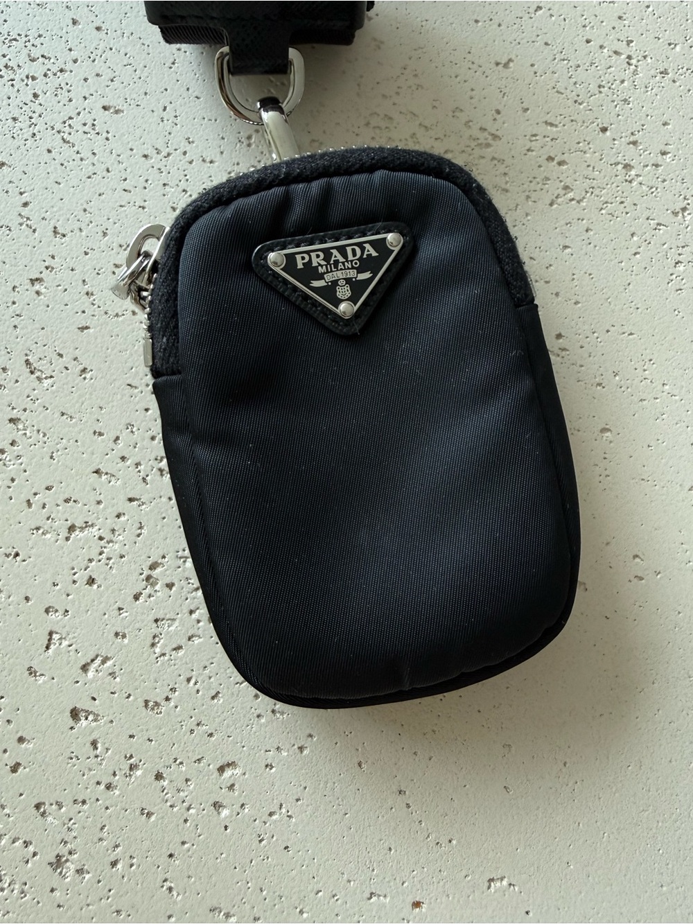 Prada Re-Edition 2005 detachable logo strap with pouch - Picture 10 of 13